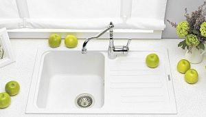 Hvit vask til kjøkkenet: funksjoner og tips for valg