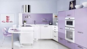 Virtuves dizains ceriņu krāsās.