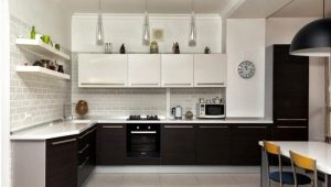 Dapur dengan bahagian atas cahaya dan bahagian bawah gelap: kombinasi dan contoh