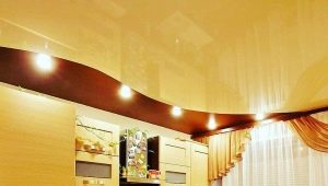 Osvetlenie v kuchyni s roztiahnutým stropom: výber a umiestnenie príslušenstva