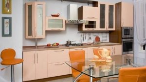 Κουζίνες ροδάκινων: χαρακτηριστικά σχεδίασης, συνδυασμοί χρωμάτων και παραδείγματα