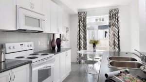 Gordijnen voor witte keuken: kleuren, stijl, keuze en montagemogelijkheden
