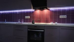 Jalur LED untuk dapur di bawah kabinet: petua untuk pemilihan dan pemasangan