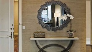 Огледало с рафт в коридора: видове и съвети за избор