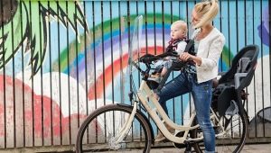 Cadeiras infantis para uma bicicleta em um quadro