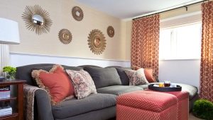 Kā izrotāt sienas viesistabā virs dīvāna?