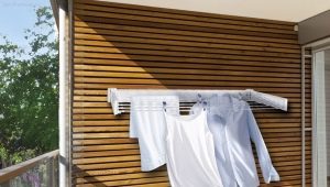 Стенни сушилни за дрехи на балкона: сортове, подбор и монтаж