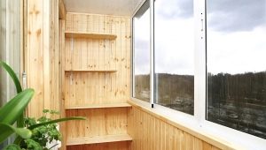 Rivestire un balcone con assicella: caratteristiche, selezione del materiale, sfumature di installazione, esempi