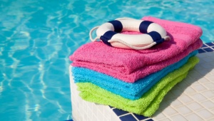 منشفة حمام السباحة: الميزات والاختيار والرعاية