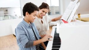 Piano-opettaja: ammatilliset ominaisuudet ja työtehtävät