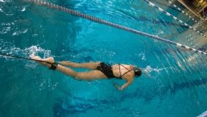 معدات اللياقة البدنية للسباحة في المسبح: أصناف ونصائح للاستخدام والاختيار