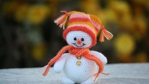Hoe maak je een sneeuwpop amigurumi vast?