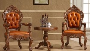 مجموعة متنوعة من الكراسي والنصائح الخشبية المنحوتة لاختيارهم