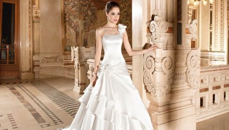 Um vestido de noiva magnífico com um trem - uma roupa digna de rainhas