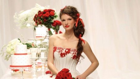 Vestidos de novia con elementos rojos.