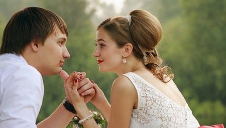 Сватбена рокля с червен колан - задайте ефектни акценти