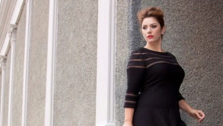 Kilolu kadınlar için artı boyutu siyah gece elbisesi