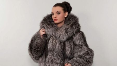 En sølvrev pelsfrakke med en hætte