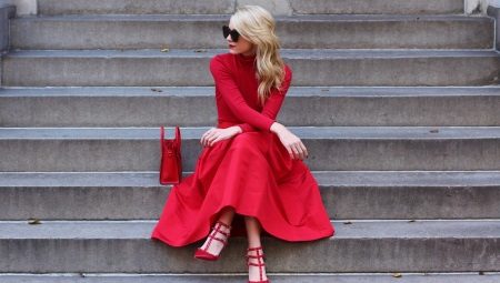 Que sapatos combinam com um vestido vermelho?