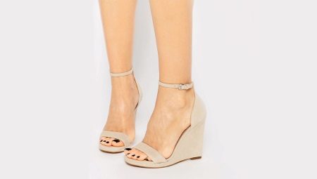 Béžové klínové sandály