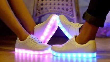 รองเท้าผ้าใบเรืองแสง