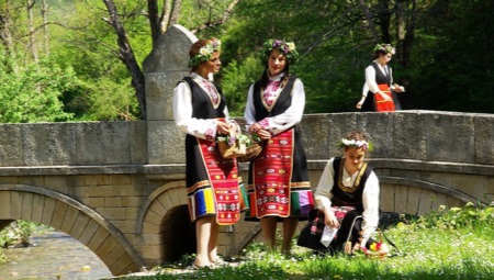Costum național bulgar
