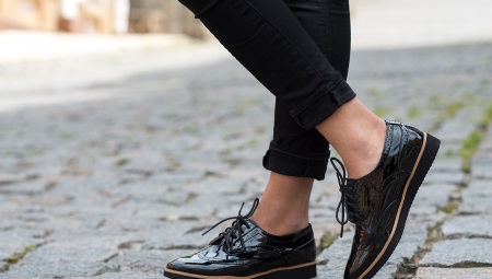 נעלי עור פטנט שחורות