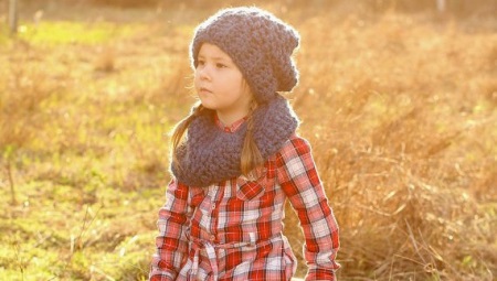Conjunt: un mocador i un barret per a la noia