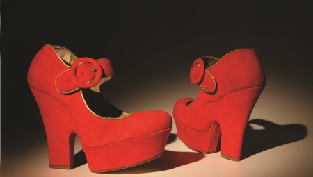 Raudoni zomšiniai batai