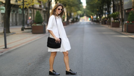 Chaussures sous une robe blanche