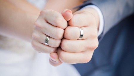 Flat engagement rings