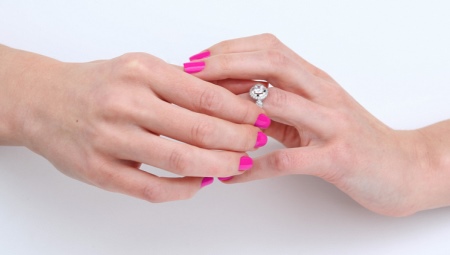 Jak usunąć pierścień z palca?