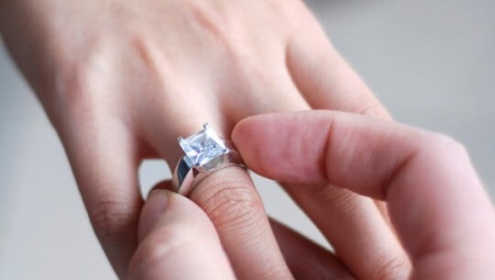 Коя ръка носи сватбен пръстен?