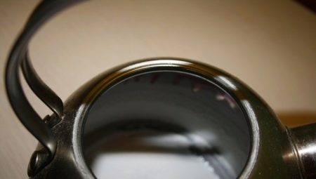 Hogyan tisztítsuk meg a teáskannát a rozsdamentes acélból belülről és kívül?