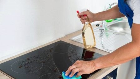 Hur man tvättar en glaskeramisk platta från kolavlagringar?