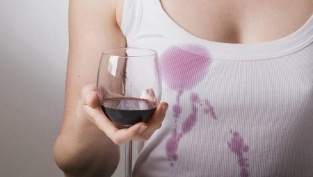 Bagaimana untuk mengeluarkan kotoran daripada wain merah pada pakaian?