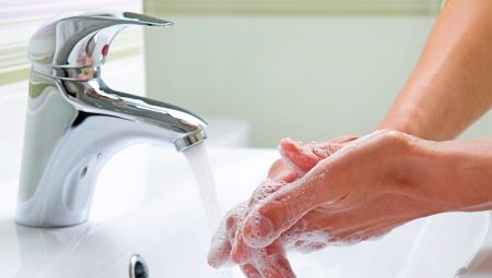 Como lavar a espuma de montagem das suas mãos?