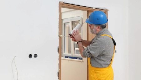 ¿Cómo limpiar la espuma de montaje de la puerta?