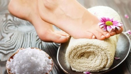 Солени вани за краката: ползите и вредите, съвети за подготовка и употреба