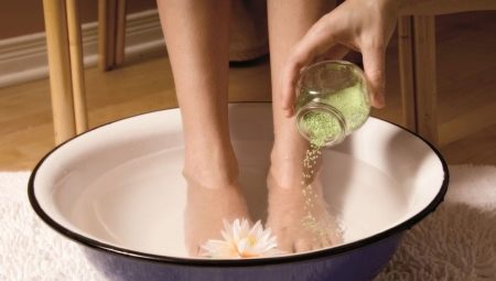 Koupele na nohy s mořskou solí: co je užitečné a jak dělat?