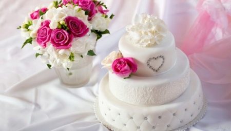 Biela svadobná torta: dizajnové nápady a kombinácie s inými farbami