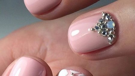 Manicura de diamantes de imitación beige: ideas de diseño de uñas simples y lujosas