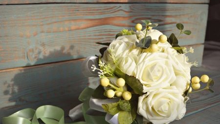 Ramo de flores artificiales de la novia: los pros y los contras de la composición, opciones para su creación.