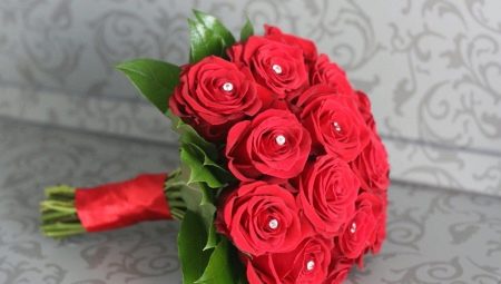 Brudebukett med røde roser: ideer til dekorasjon og finesser du velger