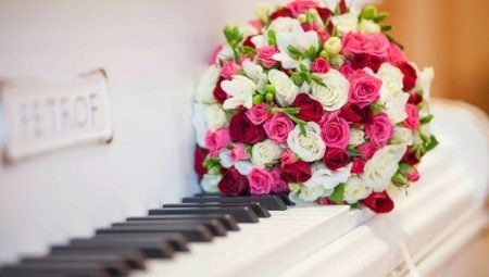 Buchet de domnișoare de onoare de trandafiri spray: idei de design și combinații cu alte flori