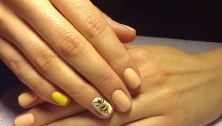 Ideeën voor een heldere manicure met een bij