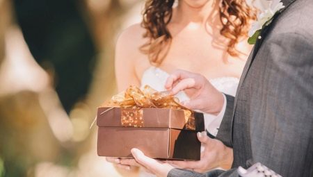 Vilka gåvor att ge gästerna vid ett bröllop från nygifta?