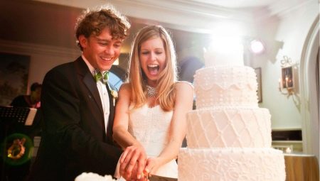 Krējuma kāzu torte: skaistas dizaina iespējas un atlases padomi