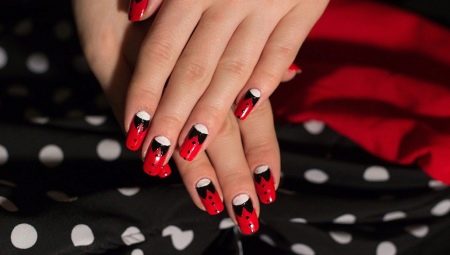 Ideias incomuns de manicure em uma combinação de tons de branco, vermelho e preto