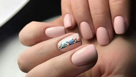 Features of a gentle summer manicure decor